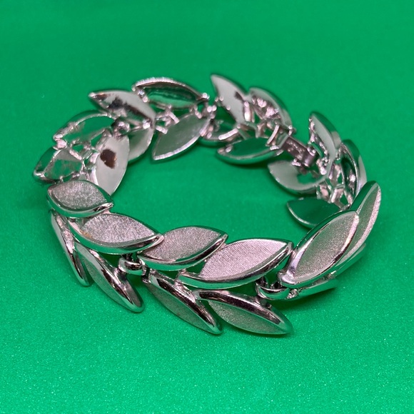 Vintage Crown Trifari Bracelet Silver Tone In New Velvet Box - Picture 3 of 12